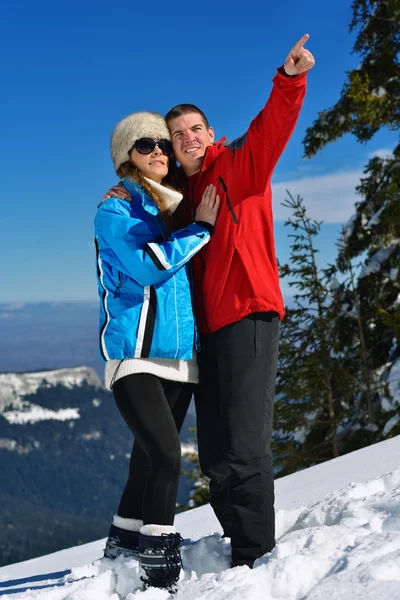 Casal jovem no inverno Snow Scene — Fotografia de Stock