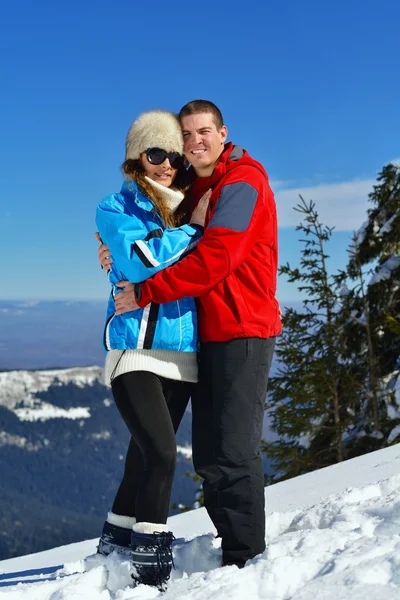 Junges Paar in winterlicher Schneeszene — Stockfoto