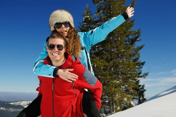 Молодая пара в зимней снежной сцене — стоковое фото