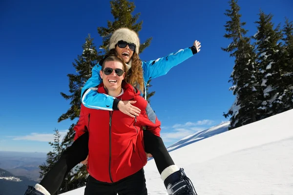 Casal jovem no inverno Snow Scene — Fotografia de Stock