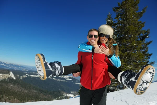 Casal jovem no inverno Snow Scene — Fotografia de Stock