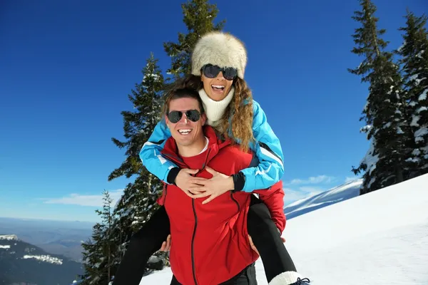 Casal jovem no inverno Snow Scene — Fotografia de Stock