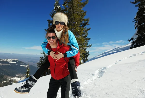 Pareja joven en escena de nieve de invierno — Foto de Stock