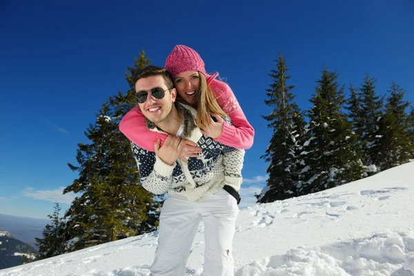 Couple en hiver scène de neige — Photo