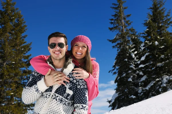 Casal no inverno neve cena — Fotografia de Stock