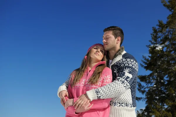 Couple en hiver scène de neige — Photo