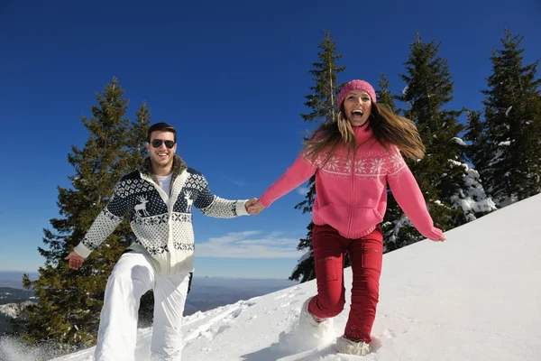 Paar in winterlicher Schneeszene — Stockfoto