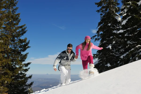 Pareja en invierno escena de nieve — Foto de Stock