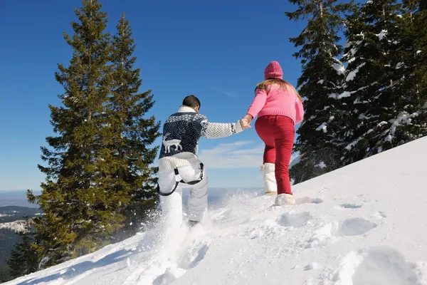 Paar in winterlicher Schneeszene — Stockfoto