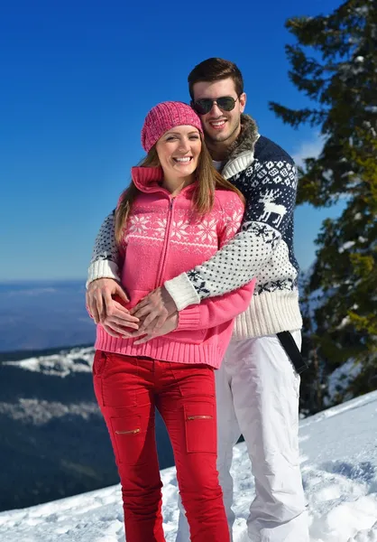 Couple in winter snow scene — Stock Photo, Image