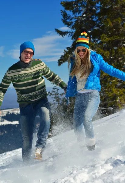 Junges Paar in winterlicher Schneeszene — Stockfoto