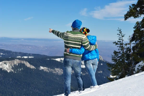 Pareja joven en escena de nieve de invierno — Foto de Stock