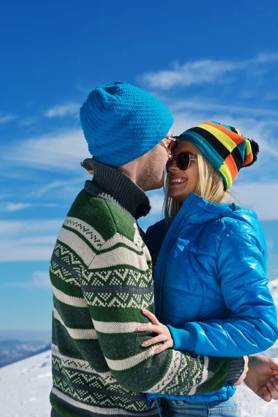 Pareja joven en escena de nieve de invierno —  Fotos de Stock