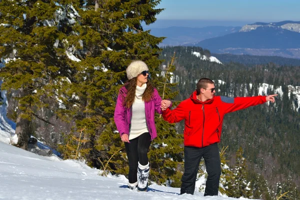 Casal jovem no inverno Snow Scene — Fotografia de Stock