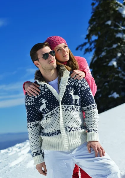 Paar in winter sneeuw scène — Stockfoto