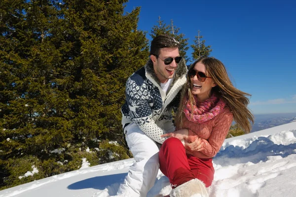 Casal brincando na neve — Fotografia de Stock