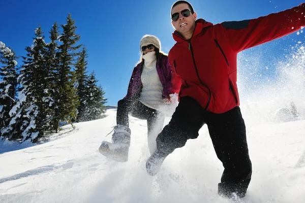 Pareja joven en escena de nieve de invierno — Foto de Stock