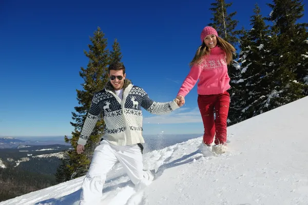 Paar spielt im Schnee — Stockfoto