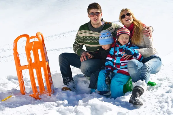 Familia divirtiéndose en nieve fresca en las vacaciones de invierno —  Fotos de Stock