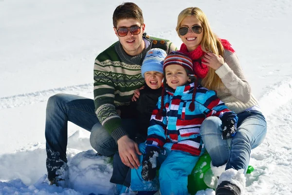 Familjen ha roligt på nysnö på vintersemester — Stockfoto