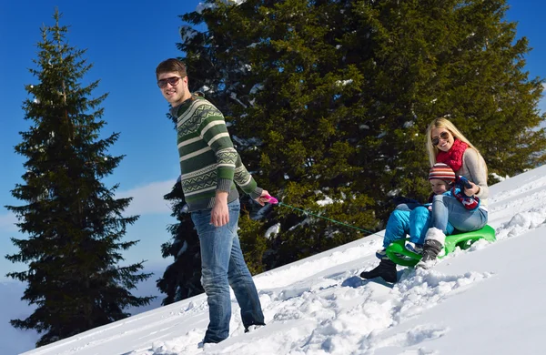 Famiglia che si diverte sulla neve fresca in vacanza invernale — Foto Stock
