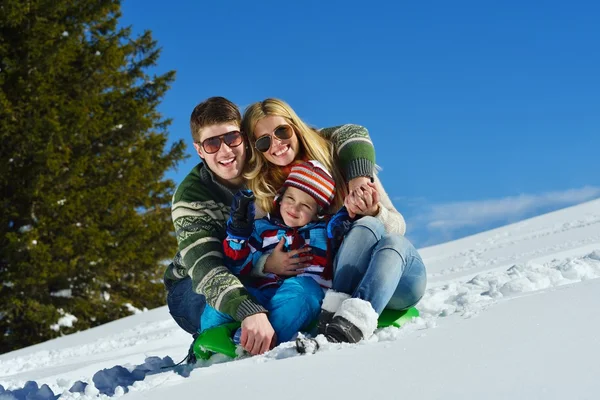 Familjen ha roligt på nysnö på vintersemester — Stockfoto