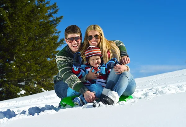 Familjen ha roligt på nysnö på vintersemester — Stockfoto