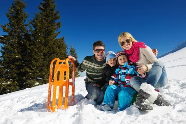 Familia divirtiéndose en nieve fresca en las vacaciones de invierno —  Fotos de Stock