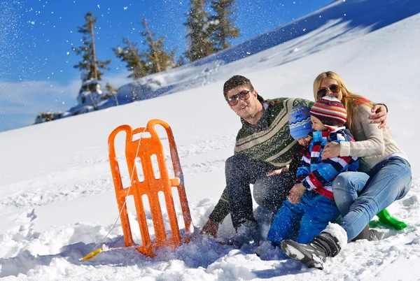 Семья веселится на свежем снегу на зимних каникулах — стоковое фото