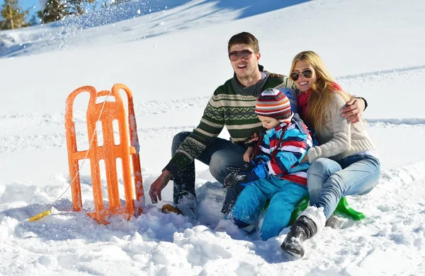 Familjen ha roligt på nysnö på vintersemester — Stockfoto