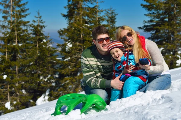 Rodzinne zabawy na świeżym śniegu w ferie zimowe — Zdjęcie stockowe