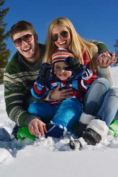 Família se divertindo na neve fresca nas férias de inverno — Fotografia de Stock