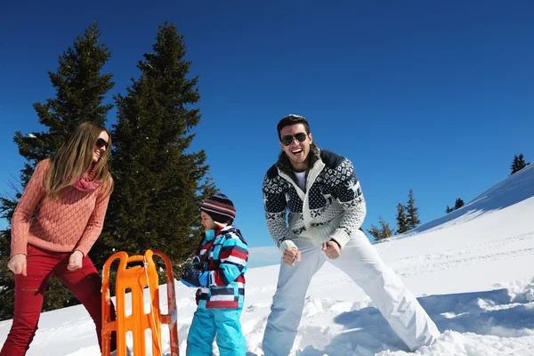 Famiglia che gioca sulla neve fresca — Foto Stock