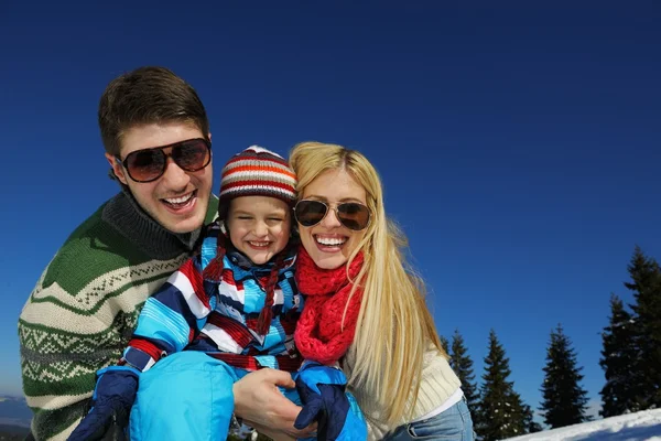 Η οικογένεια διασκεδάζει στο φρέσκο χιόνι το χειμώνα — Φωτογραφία Αρχείου