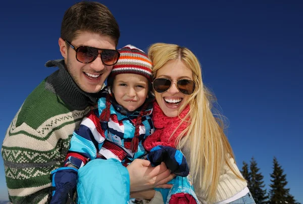 Familie heeft plezier op verse sneeuw in de winter — Stockfoto