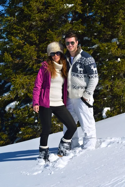 Famille s'amuser sur la neige fraîche en hiver — Photo