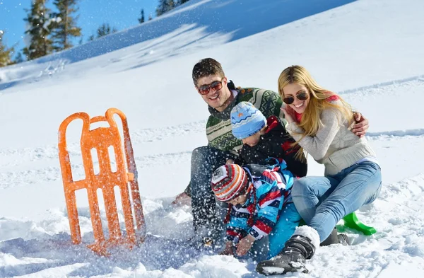 परिवार शीतकालीन अवकाश में ताजा बर्फ पर मज़ा कर रहा है — स्टॉक फ़ोटो, इमेज