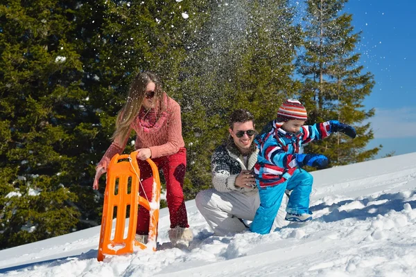 Famiglia che gioca sulla neve fresca — Foto Stock