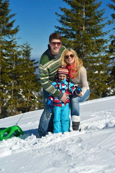 Famiglia che si diverte sulla neve fresca in vacanza invernale — Foto Stock