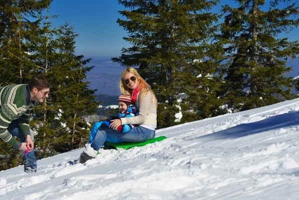 Família se divertindo na neve fresca no inverno — Fotografia de Stock