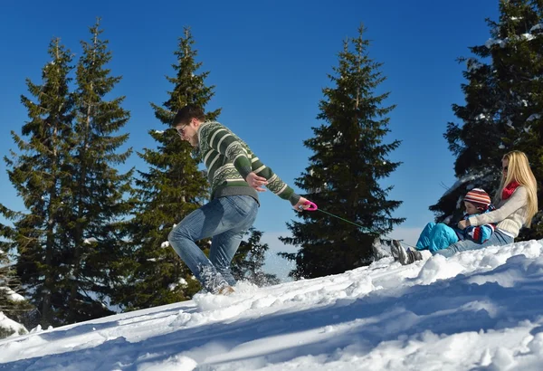 Familie som har det gøy på frisk snø på vinterferie – stockfoto