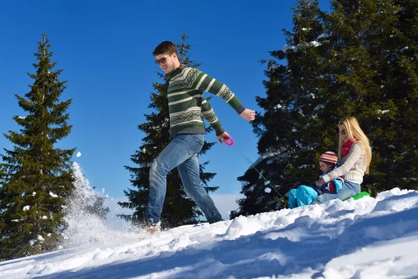 Familie im Winterurlaub mit Spaß auf Neuschnee — Stockfoto