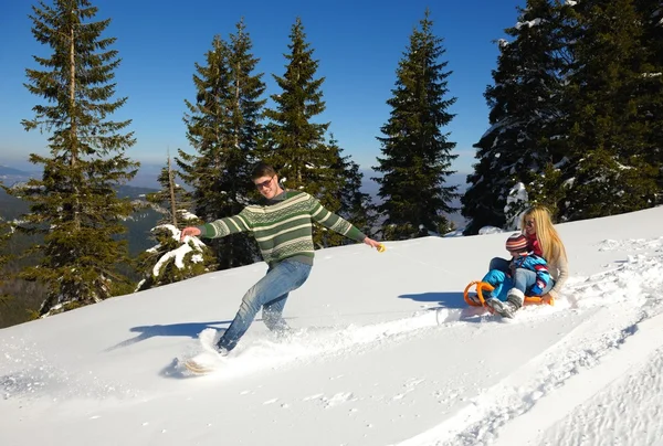 Família se divertindo na neve fresca no inverno — Fotografia de Stock