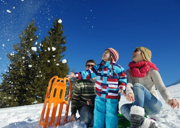 Famiglia che si diverte sulla neve fresca in vacanza invernale — Foto Stock