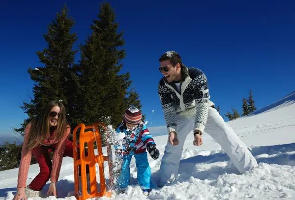 Famiglia che gioca sulla neve fresca — Foto Stock