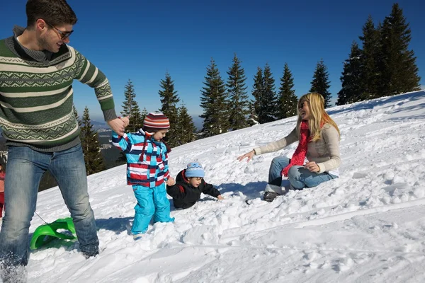 Família se divertindo na neve fresca nas férias de inverno — Fotografia de Stock