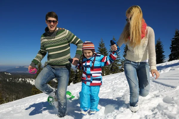 冬には新雪を楽しむ家族 — ストック写真