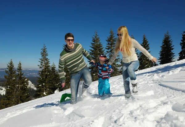 Famiglia che si diverte sulla neve fresca in inverno — Foto Stock