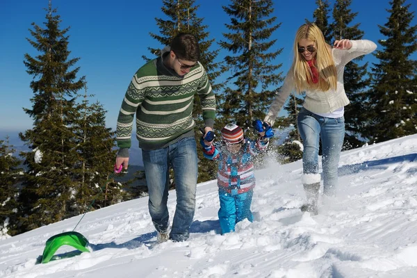 Família se divertindo na neve fresca no inverno — Fotografia de Stock