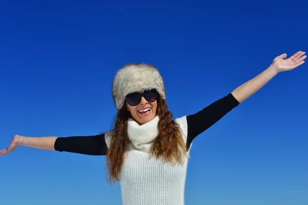 Mulher feliz no inverno — Fotografia de Stock